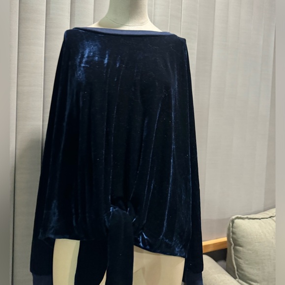 RDI navy velour tie front top ✨ - Picture 5 of 8